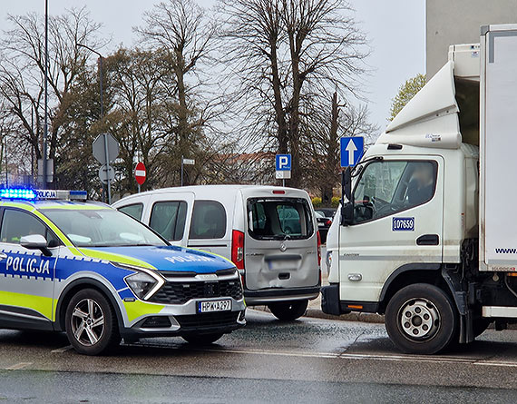 Kolizja w centrum �winouj�cia. Dostawczak uderzy� w osob�wk�