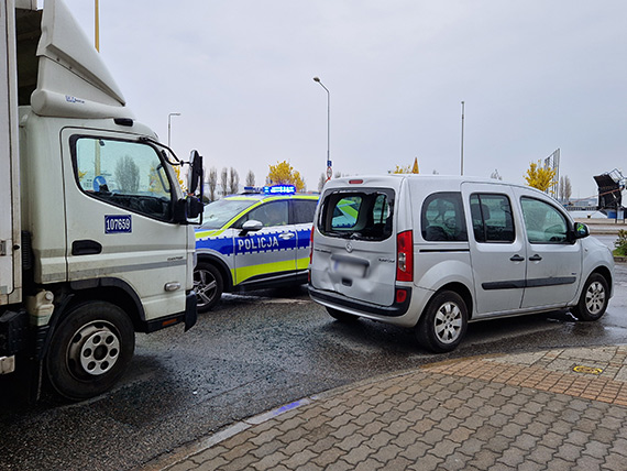 Kolizja w centrum �winouj�cia. Dostawczak uderzy� w osob�wk�