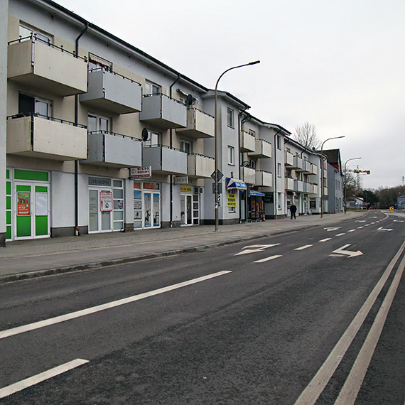 Warsz�w po tunelu. Puste lokale, banery „sprzedam” i ulica, kt�ra straci�a rytm