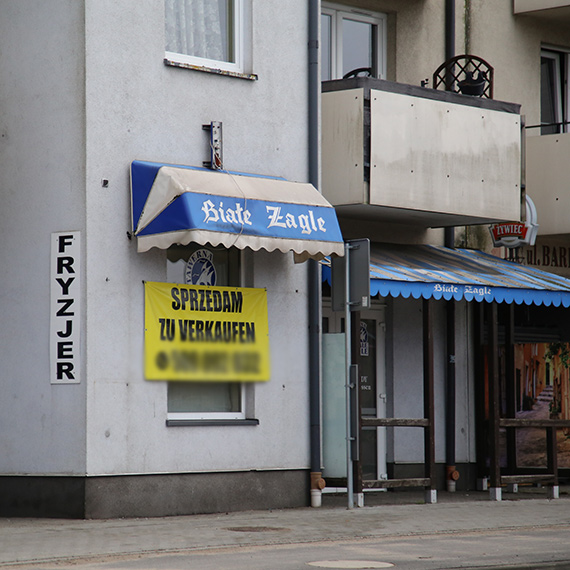 Warsz�w po tunelu. Puste lokale, banery „sprzedam” i ulica, kt�ra straci�a rytm