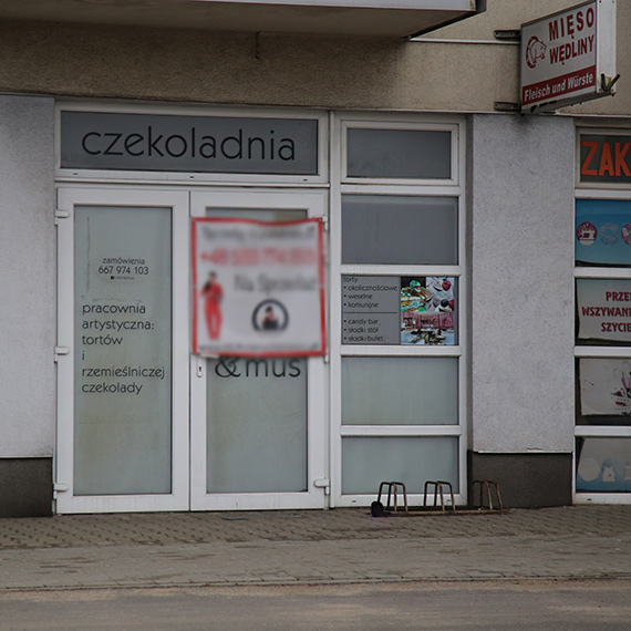 Warsz�w po tunelu. Puste lokale, banery „sprzedam” i ulica, kt�ra straci�a rytm