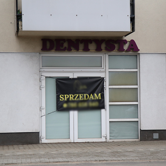 Warsz�w po tunelu. Puste lokale, banery „sprzedam” i ulica, kt�ra straci�a rytm