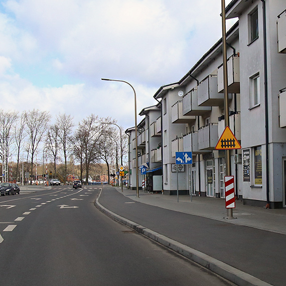 Warsz�w po tunelu. Puste lokale, banery „sprzedam” i ulica, kt�ra straci�a rytm