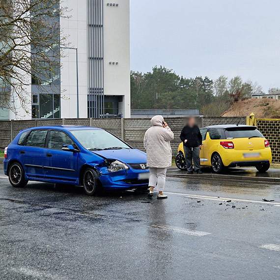 Wymuszenie pierwsze�stwa na Nowokarsiborskiej. Zderzenie citroena z hond�