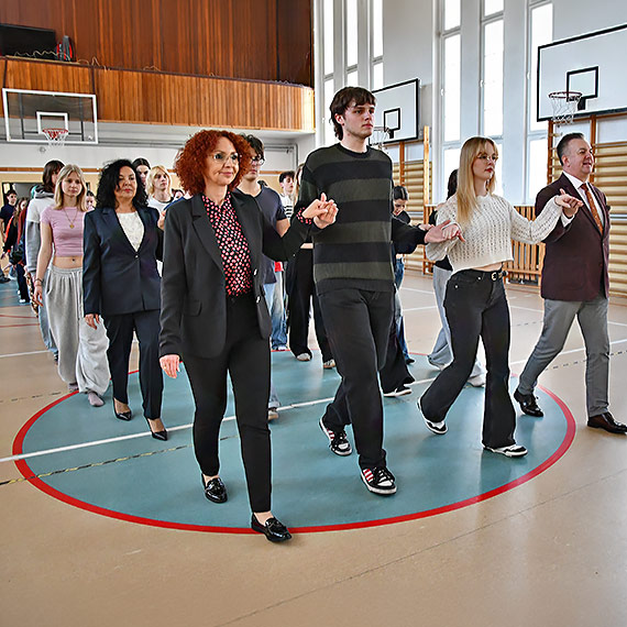 Tego w �winouj�ciu jeszcze nie by�o. Ka�dy, kto ma ochot�, mo�e w poniedzia�ek 20 kwietnia do��czy� do wsp�lnego ta�ca