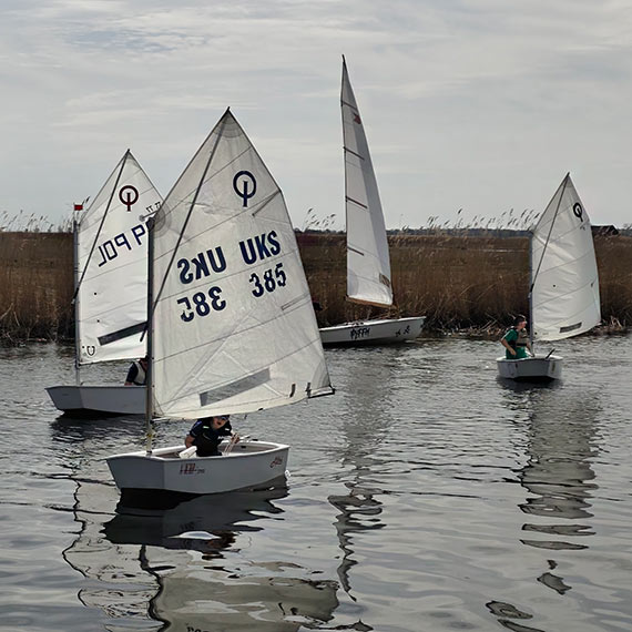 Nowy sezon �eglarski w �winouj�ciu. M�odzi wodniacy wr�cili na wod�