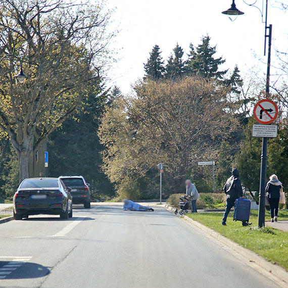Starsza kobieta le�a�a na �rodku jezdni