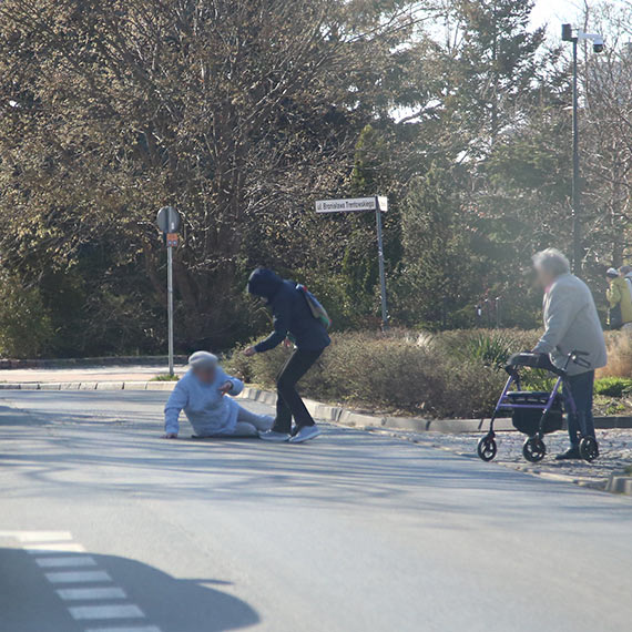 Starsza kobieta le�a�a na �rodku jezdni
