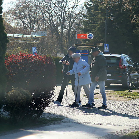 Starsza kobieta le�a�a na �rodku jezdni