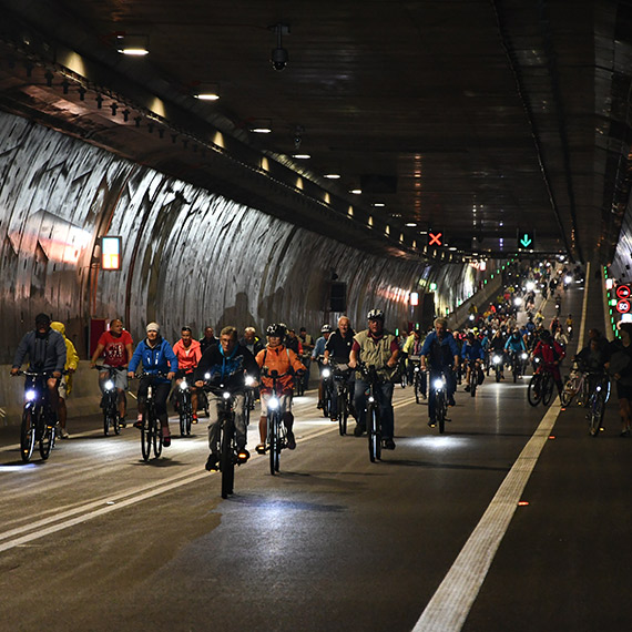 Uwaga! Rowerzy�ci w tunelu