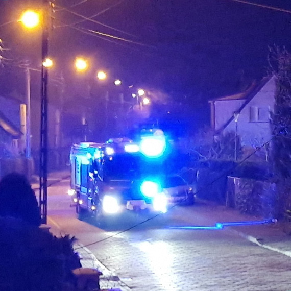 Po�ar altany przy ulicy Drawskiej. Nocna akcja stra�ak�w w �winouj�ciu