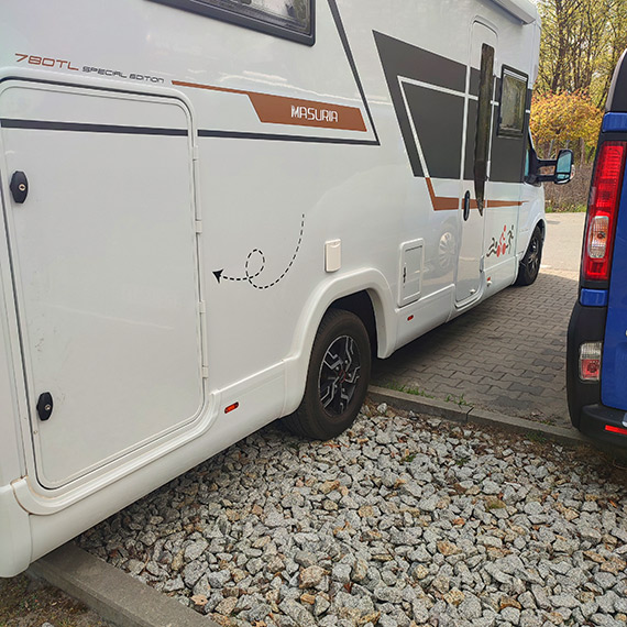 Kamper na p� parkingu. Mieszka�cy maj� do�� - „niszcz� miejsca postojowe”