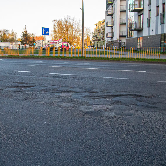 Dziury, krusz�cy si� asfalt. Coraz bardziej zdegradowane ulice