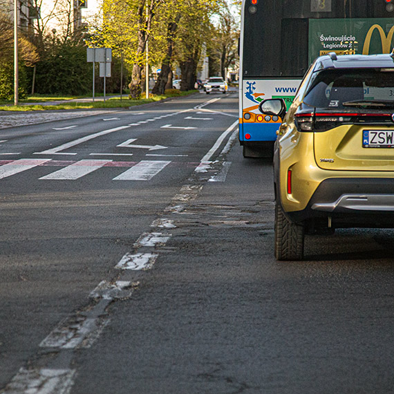 Dziury, krusz�cy si� asfalt. Coraz bardziej zdegradowane ulice