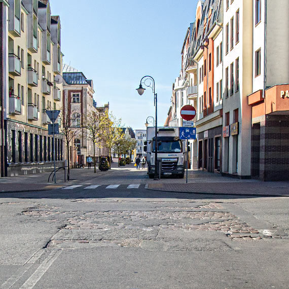 Dziury, krusz�cy si� asfalt. Coraz bardziej zdegradowane ulice