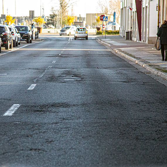 Dziury, krusz�cy si� asfalt. Coraz bardziej zdegradowane ulice