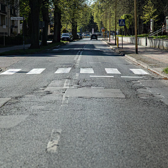 Dziury, krusz�cy si� asfalt. Coraz bardziej zdegradowane ulice