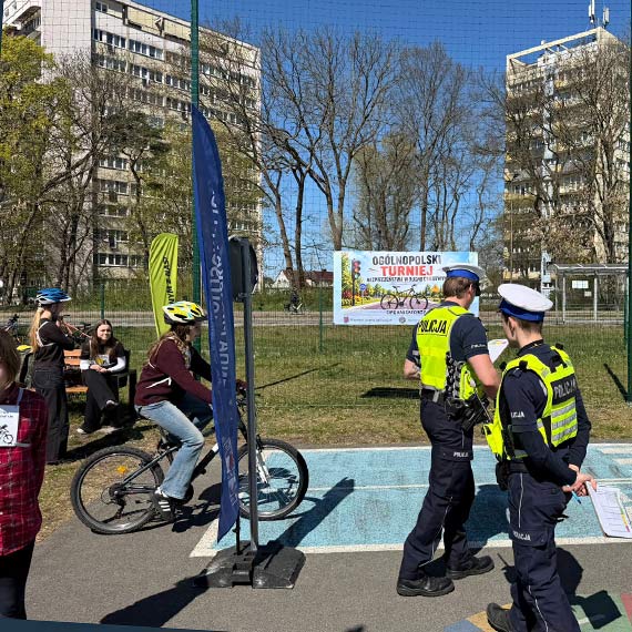 M�odzi rowerzy�ci jad� dalej