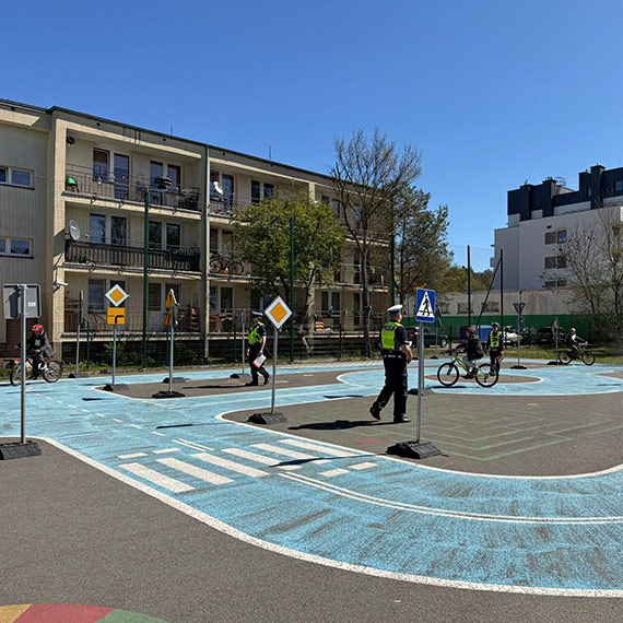 M�odzi rowerzy�ci jad� dalej