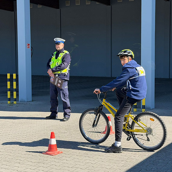 M�odzi rowerzy�ci jad� dalej