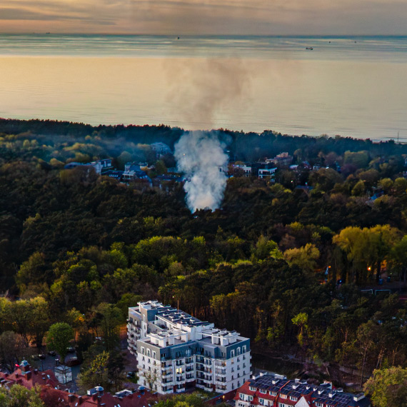 Po�ar �ci�ki le�nej w �winouj�ciu. Dym widoczny nad miastem