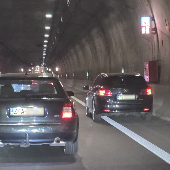 Tunel zapchany do granic. Auto na poboczu, a ruch jak w wielkiej metropolii