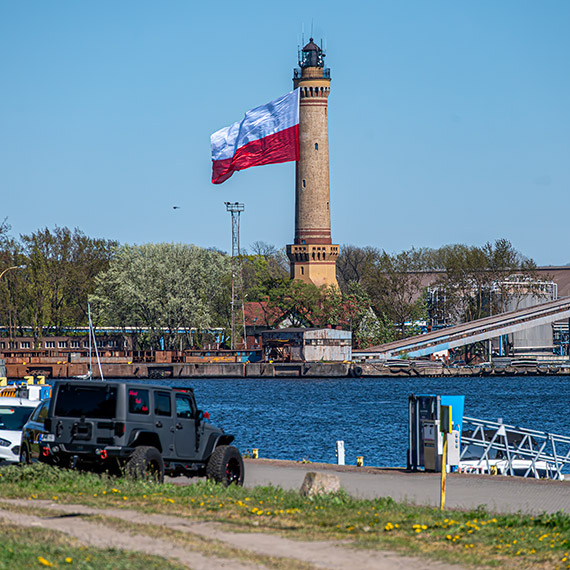 Najwi�ksza bia�o-czerwona zn�w na latarni w �winouj�ciu. T�umy i orkiestra w �wi�to Flagi