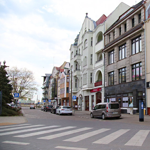 3 Maja bez flag przy budynkach. Zarz�dcy zawiedli zw�aszcza przy samym Placu S�owia�skim