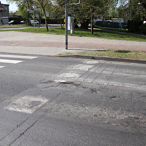 Miasto odpowiada w sprawie dziur na 11 Listopada. B�dzie dora�na naprawa i p�niejsze frezowanie