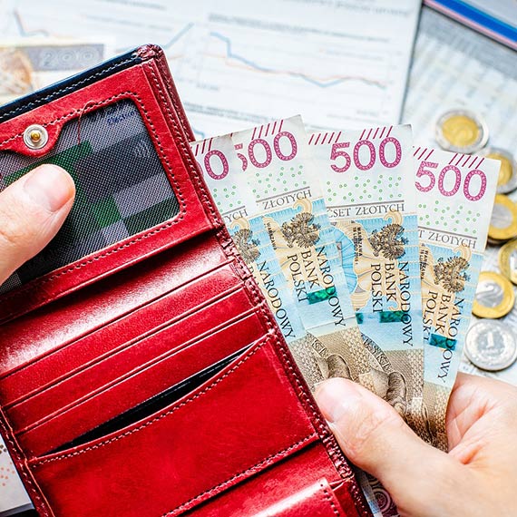 52,8 proc. Polak�w uwa�a, �e w tym roku na komunijny prezent nale�y w�o�y� do koperty od 200 do 600 z�