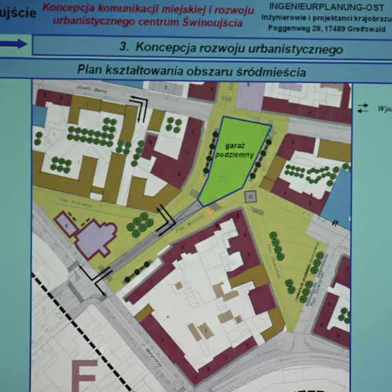 Niemcy ostrzegali ju� w 2009 roku. „Nie przebudowujcie Placu Wolno�ci bez podziemnego parkingu”. Dzi� centrum �winouj�cia dusi si� od chaosu