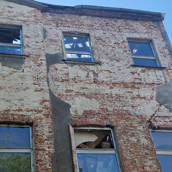 Otwarta ruina przy Wybrzeżu Władysława IV. Mieszkańcy alarmują: tam może dojść do tragedii