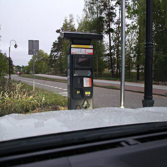 Parkometr przed mask� auta. Jak kupi� tu bilet?