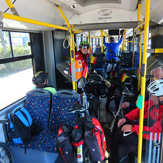 Autobus zamiast promu. Rowerzy�ci przecierali oczy ze zdumienia