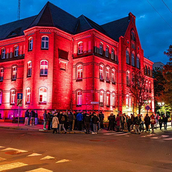 „Krwista noc” w �winouj�ciu” Pomys� na spacer po mrocznej historii przyci�gn�� t�umy. Zobacz film!