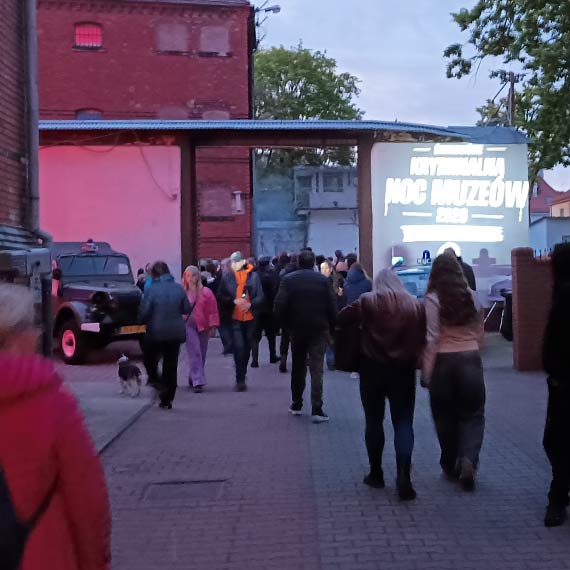 „Krwista noc” w �winouj�ciu” Pomys� na spacer po mrocznej historii przyci�gn�� t�umy. Zobacz film!