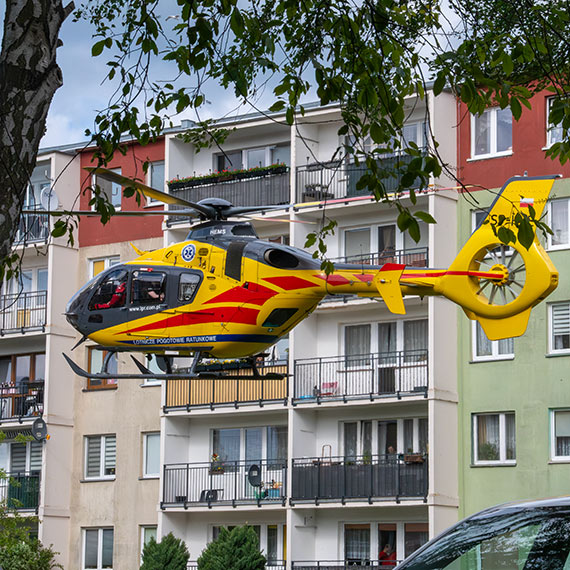 LPR lądował na osiedlu w Świnoujściu. Seniorka z nagłym zatrzymaniem krążenia trafiła do Szczecina