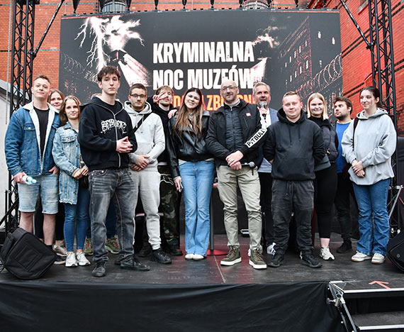 Trzy tysi�ce ludzi i mroczne historie. Takiej nocy �winouj�cie jeszcze nie widzia�o