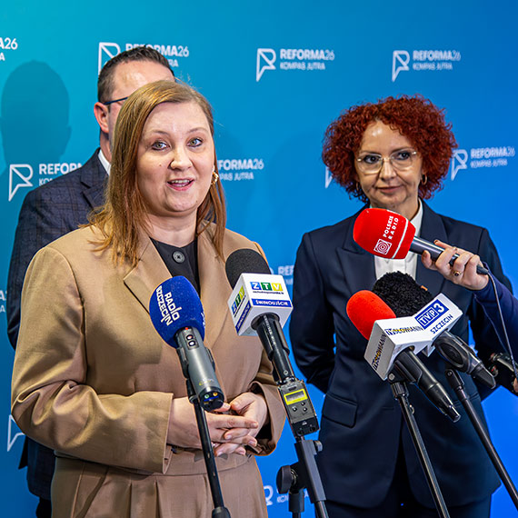 Reforma o�wiaty „Kompas Jutra” w �winouj�ciu. Wiceminister m�wi�a o telefonach, ocenach, zdrowiu psychicznym i nowych przedmiotach. Zobacz film!