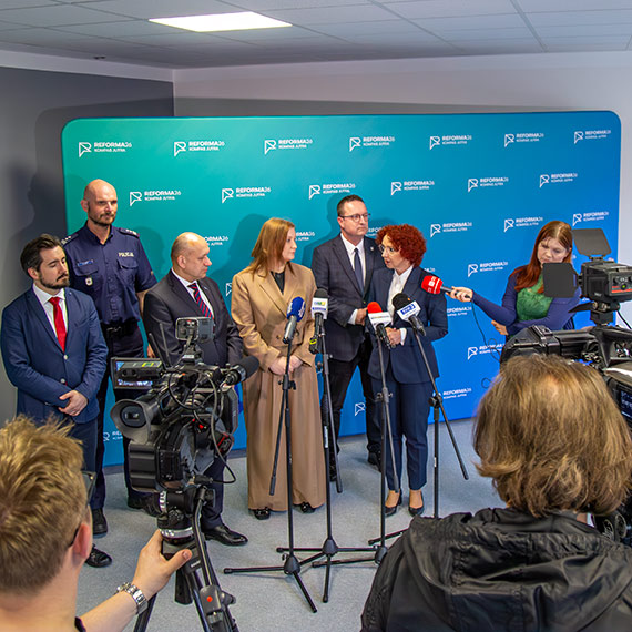 Reforma o�wiaty „Kompas Jutra” w �winouj�ciu. Wiceminister m�wi�a o telefonach, ocenach, zdrowiu psychicznym i nowych przedmiotach. Zobacz film!