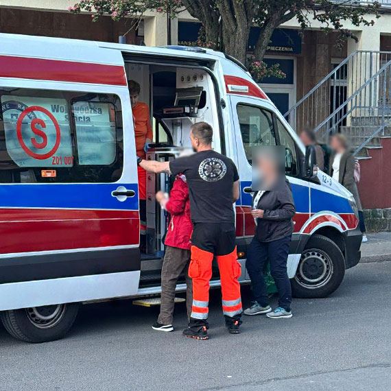 Kobieta przewróciła się na chodniku. Interweniowało pogotowie