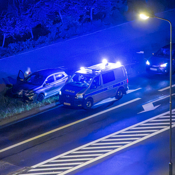 Seniorka pomyli�a gaz z hamulcem. Rozbi�a auto i uderzy�a w latarni� w �winouj�ciu