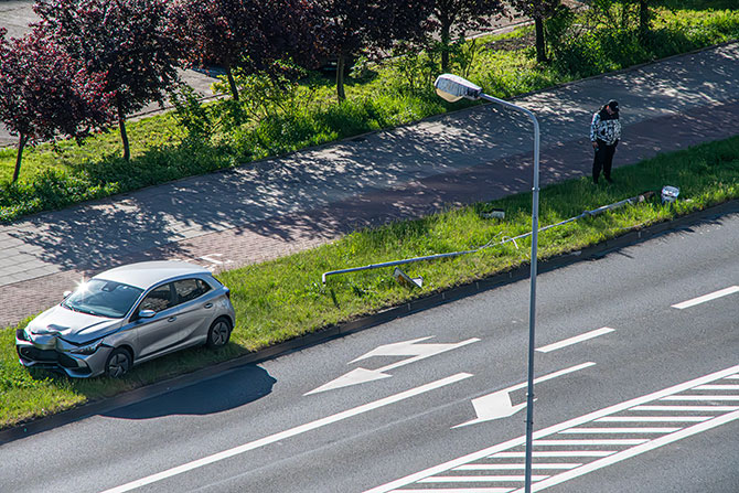 Seniorka pomyli�a gaz z hamulcem. Rozbi�a auto i uderzy�a w latarni� w �winouj�ciu