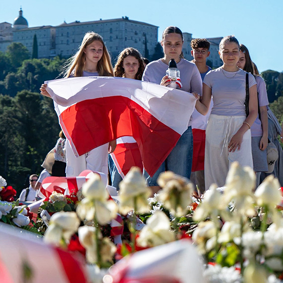 �winouj�cie na Monte Cassino. Uczniowie reprezentuj� miasto w mi�dzynarodowym turnieju