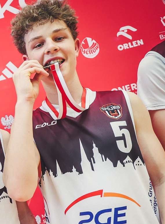 Zawodnik ze �winouj�cia w mistrzowskiej dru�ynie U15. Sp�jnia Stargard najlepsza w Polsce