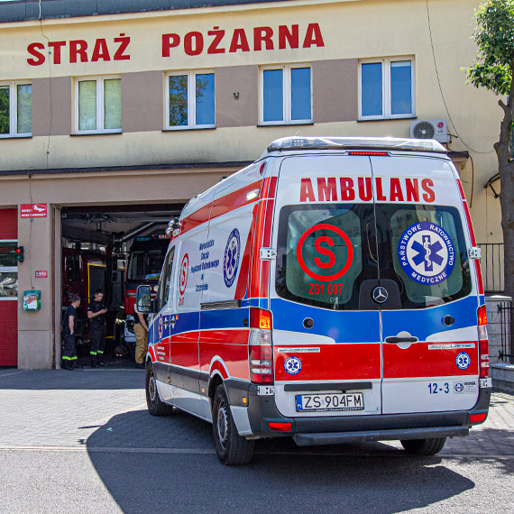 7-latek zaklinowa� palec w plastikowej �opatce. Ratownicy pojechali z dzieckiem do stra�ak�w
