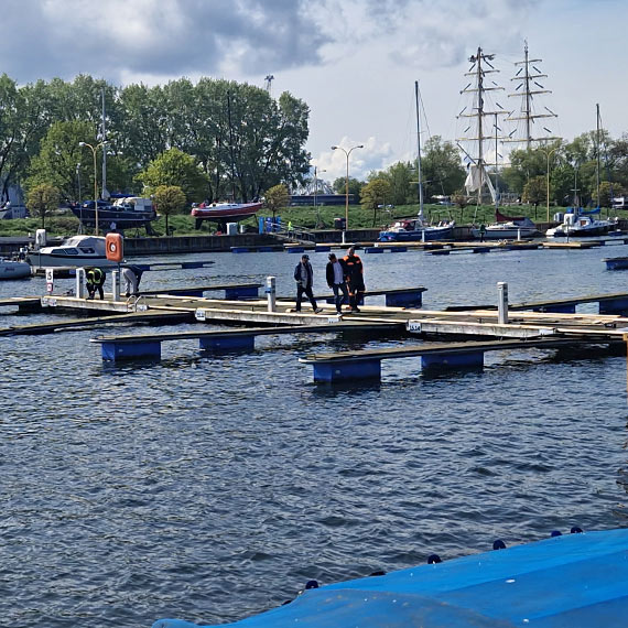 Pomosty będą gotowe na sezon. Trwa remont w świnoujskim porcie jachtowym