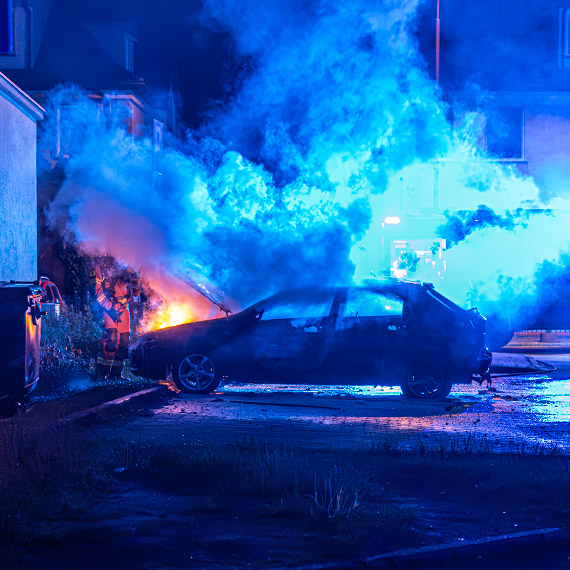 Samoch�d sp�on�� za Urz�dem Miasta. Nocna akcja stra�ak�w i policji w �winouj�ciu. Zobacz film!