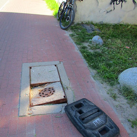 Pu�apka na �cie�ce rowerowej. Uszkodzona studzienka zagra�a pieszym i rowerzystom