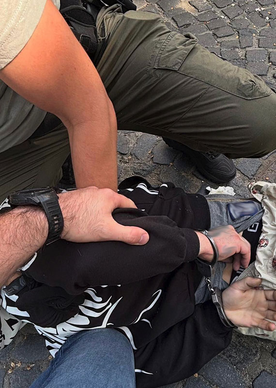  Grozi� no�em, po czym pr�bowa� zmyli� policjant�w. 26-latek trafi� do aresztu